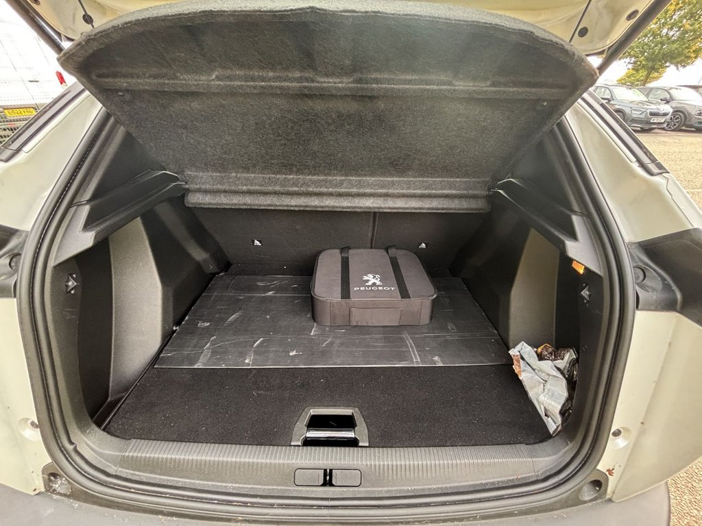 Used Peugeot E-2008 2021 for sale - 76147309: Photo 11