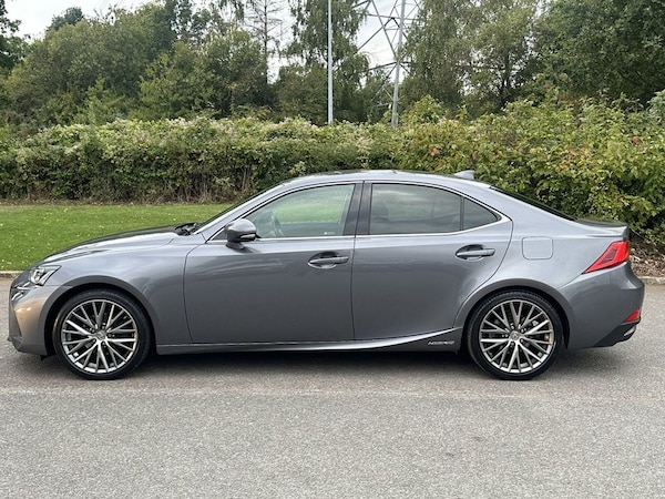 Used Lexus IS 2017 for sale - 76080443: Photo 2