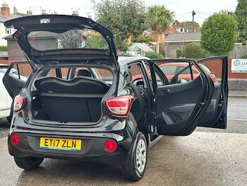 Used Hyundai i10 2017 for sale - 76297137: Photo