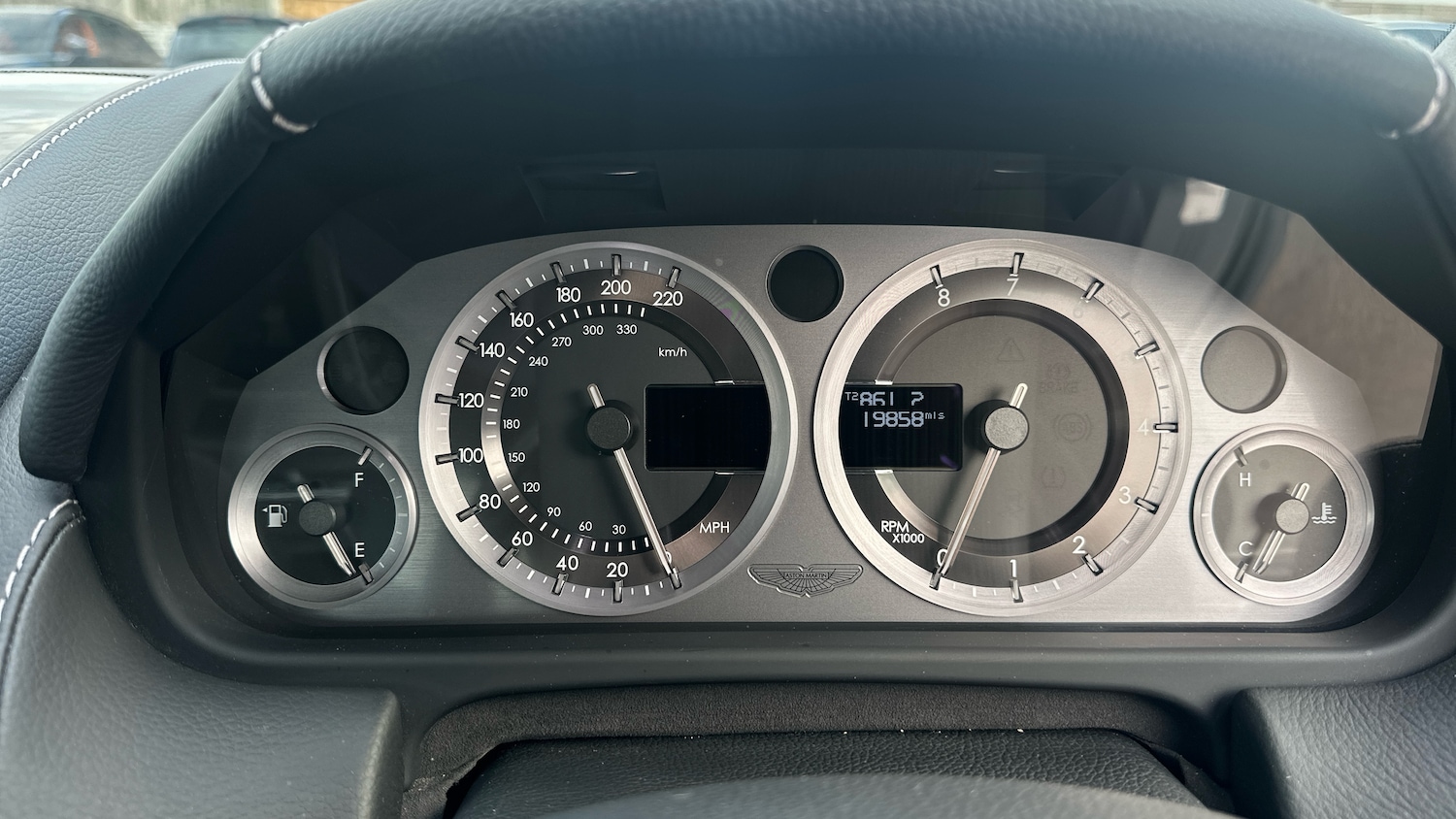 Used Aston Martin Vantage 2016 for sale - 76134387: Photo 6