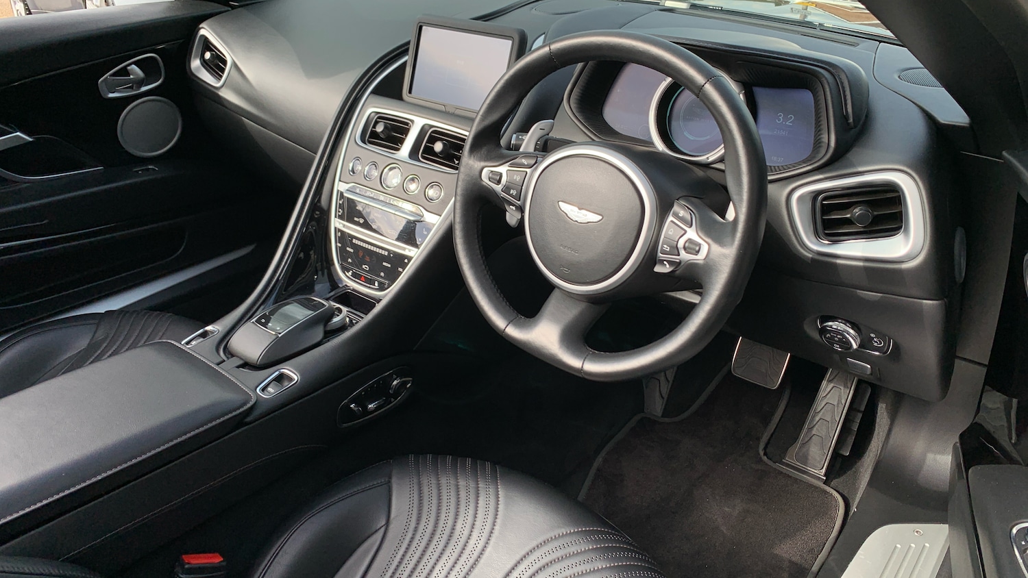 Used Aston Martin DB11 for sale - 76725779: Photo 3