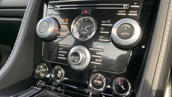 Used Aston Martin DBS 2011 for sale - 75731381: Photo 18