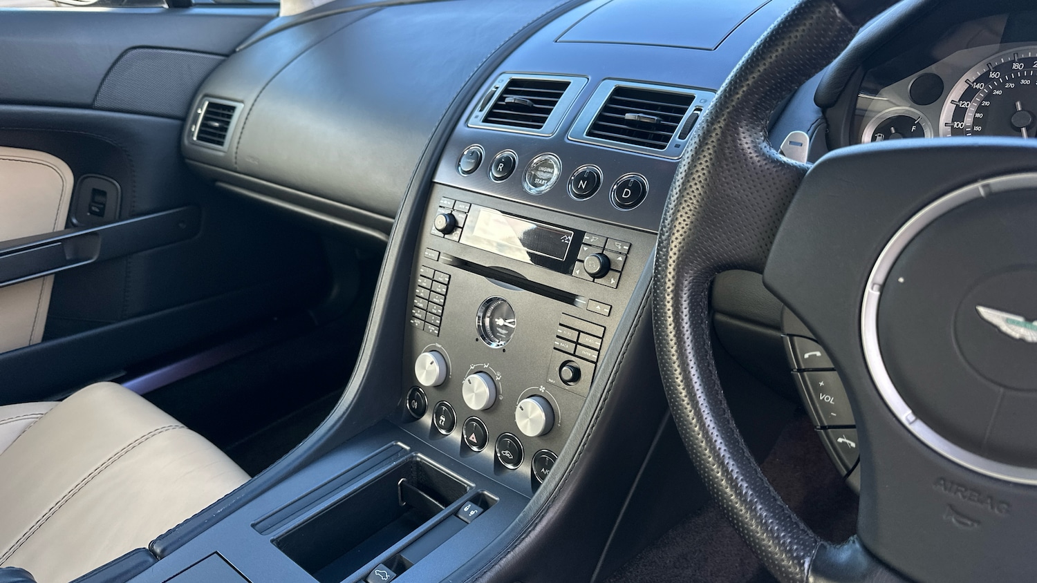 Used Aston Martin Vantage for sale - 76510582: Photo 14