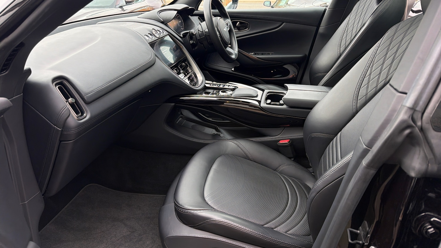 Used Aston Martin DBX 2022 for sale - 76910956: Photo 19