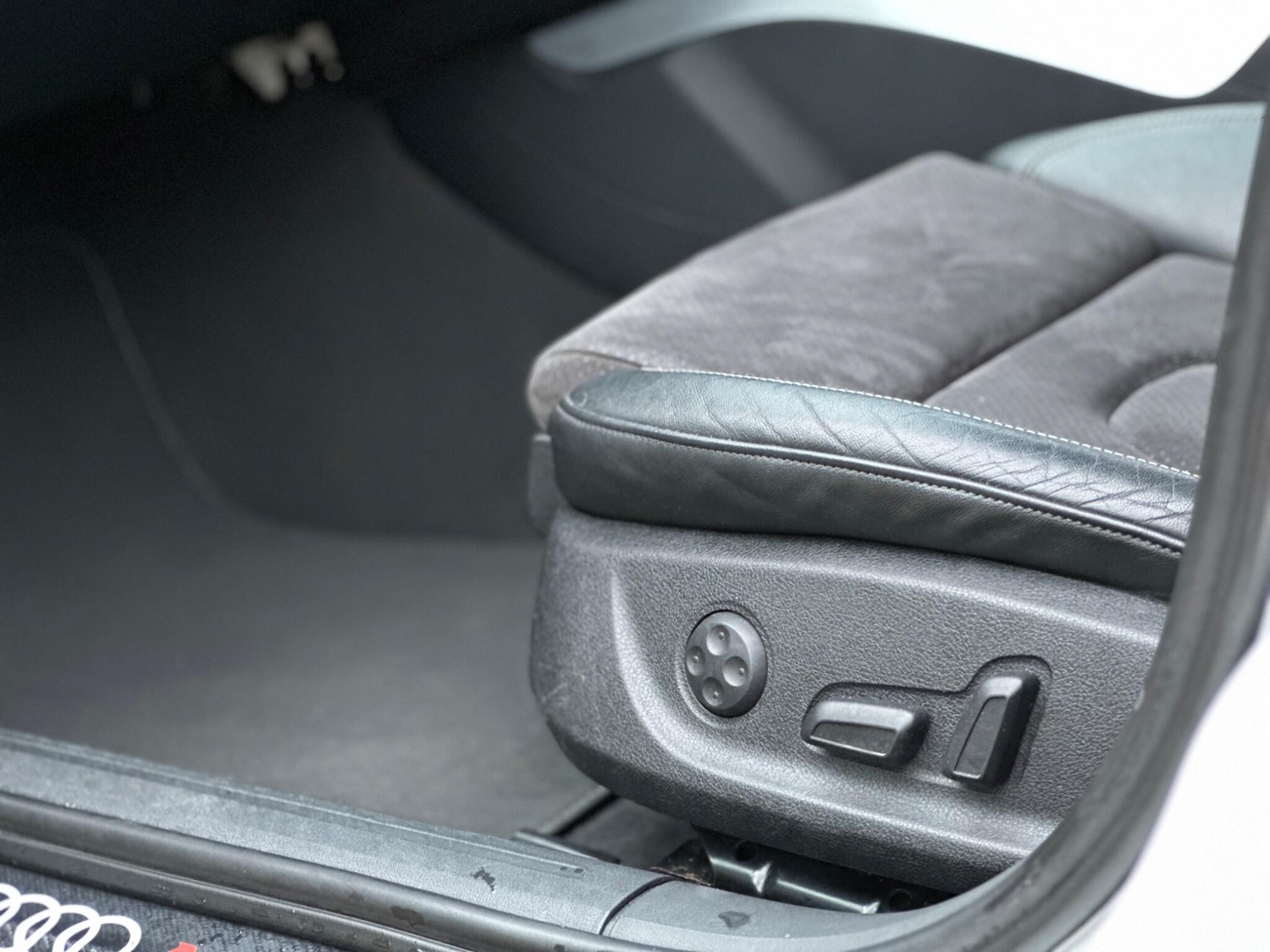 Used Audi A4 2010 for sale - 76995324: Photo 53