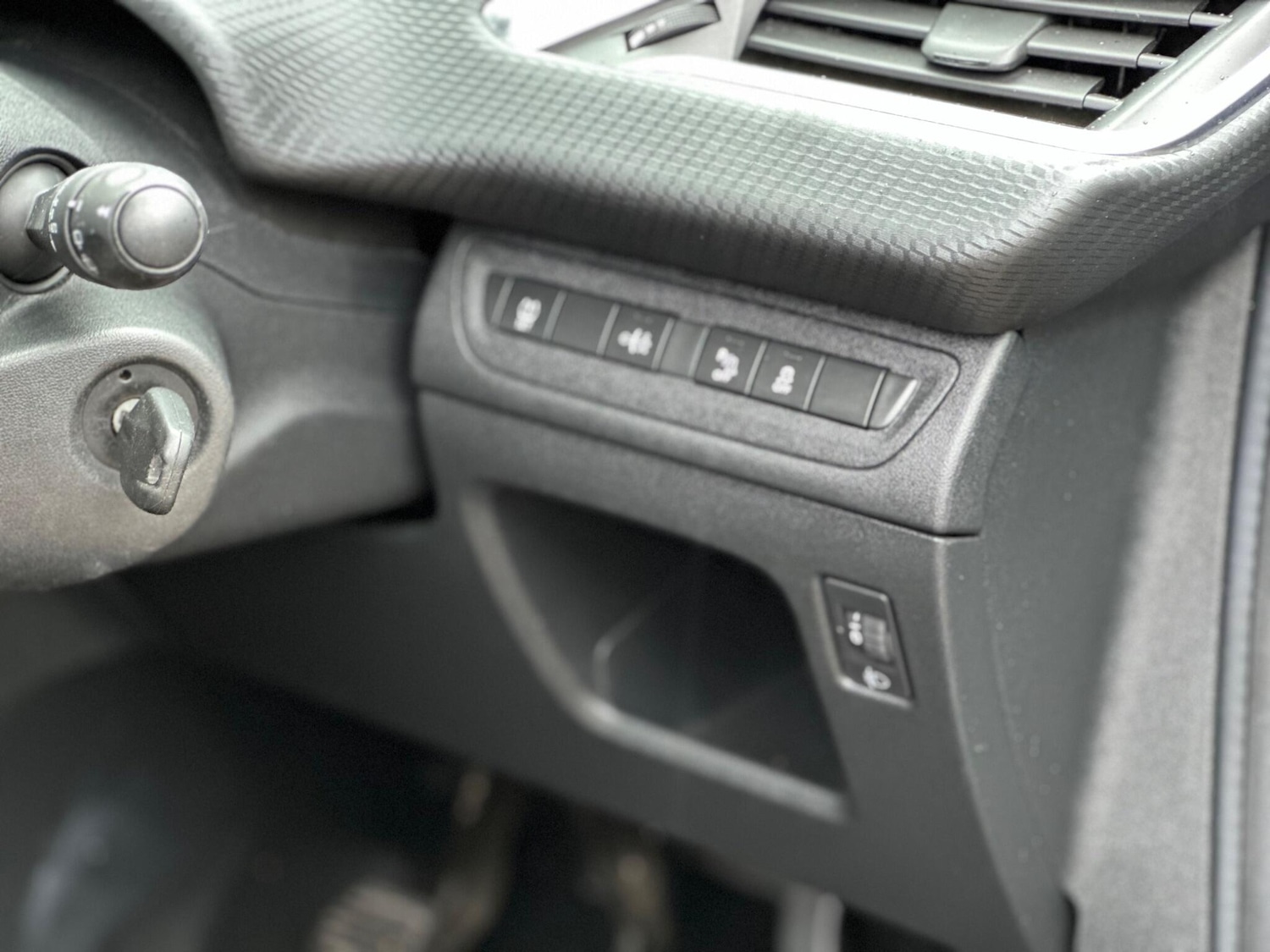 Used Peugeot 2008 2015 for sale - 77550258: Photo 24