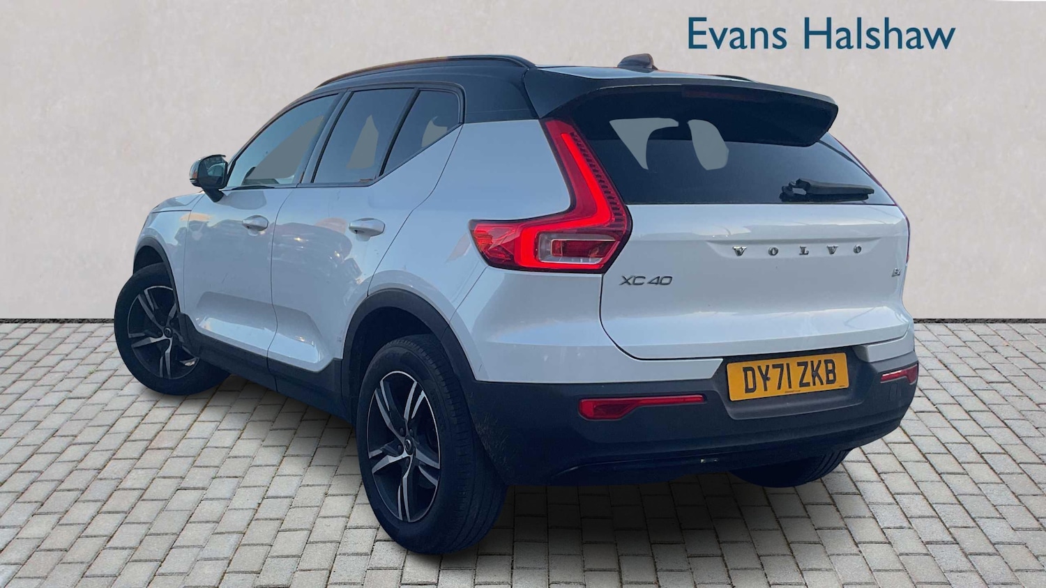 Used Volvo XC40 2021 for sale - 76610577: Photo 2