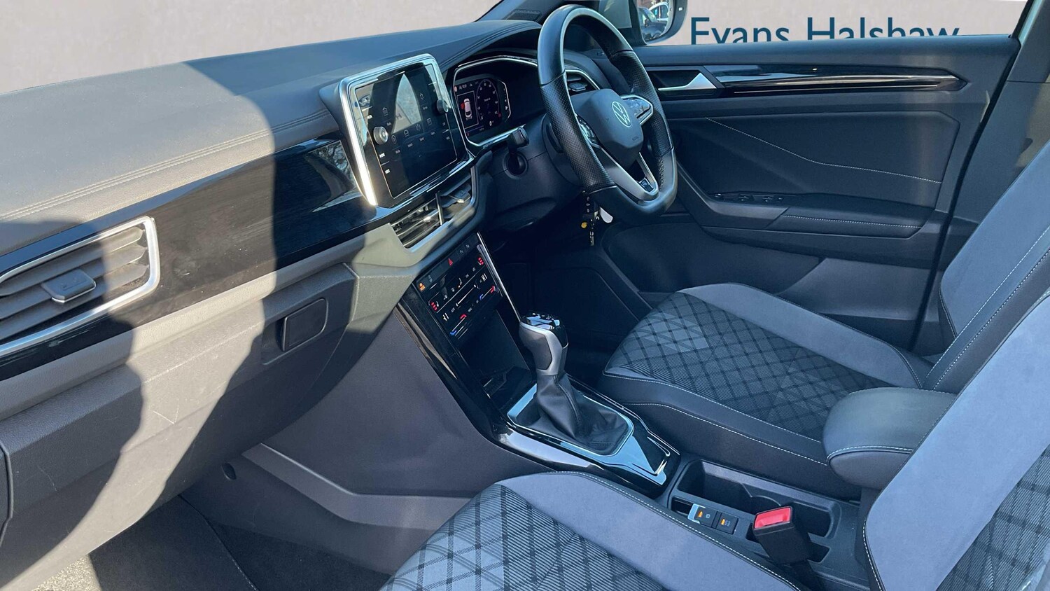 Used Volkswagen T-Roc 2023 for sale - 77810897: Photo 13