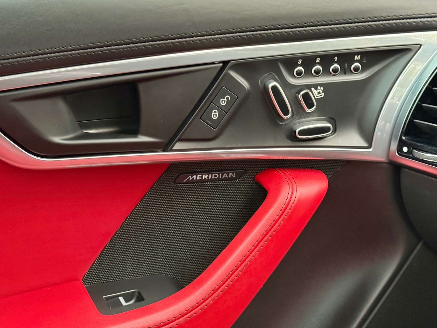 Used Jaguar F-Type 2018 for sale - 76455619: Photo 11