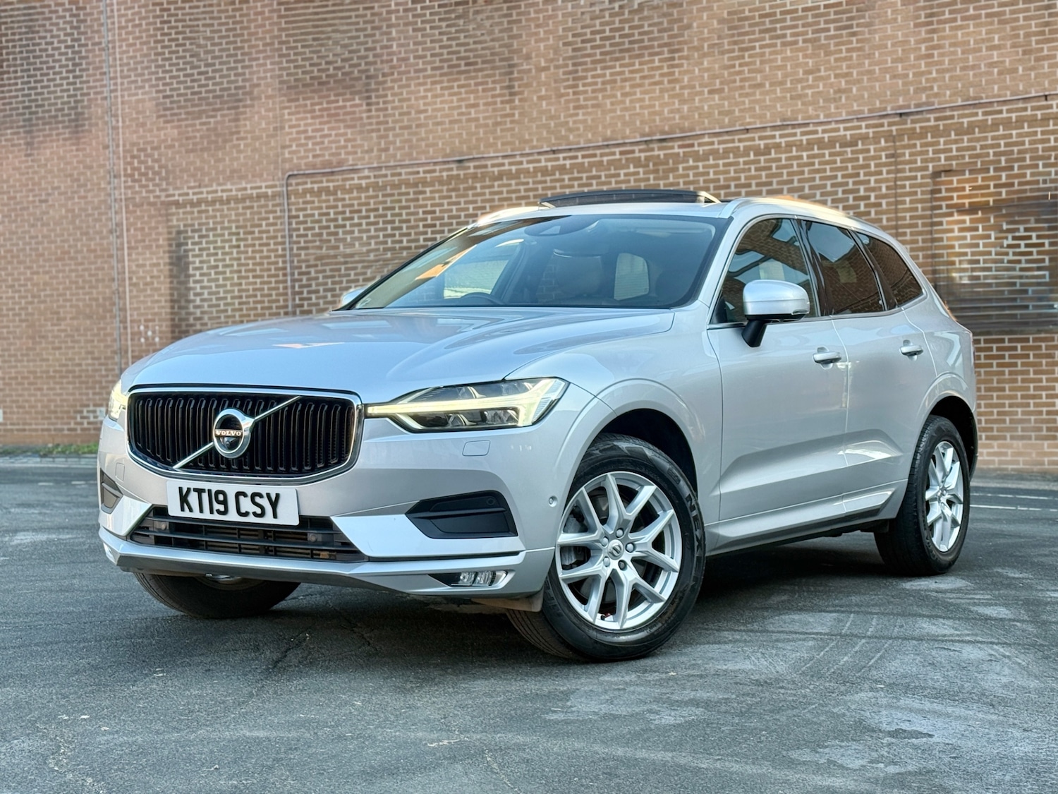Used Volvo XC60 2019 for sale - 76656470: Photo 2