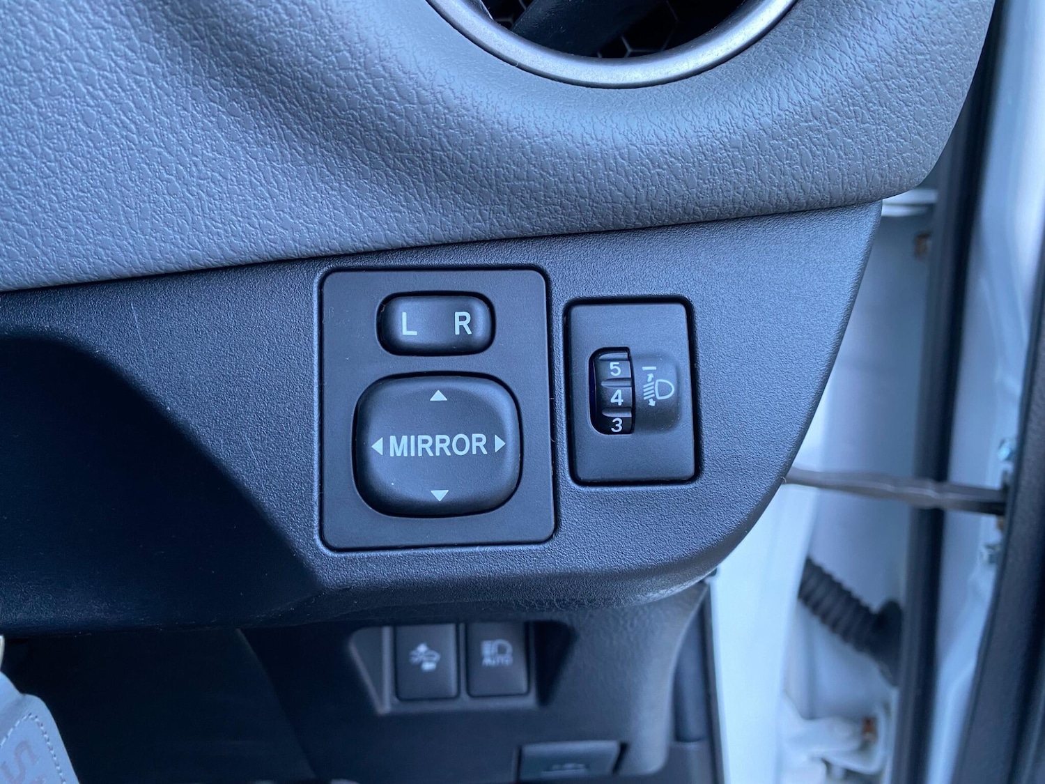 Used Toyota Yaris 2017 for sale - 76899158: Photo 44