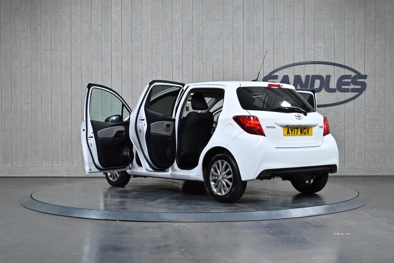 Used Toyota Yaris 2017 for sale - 76913647: Photo 11