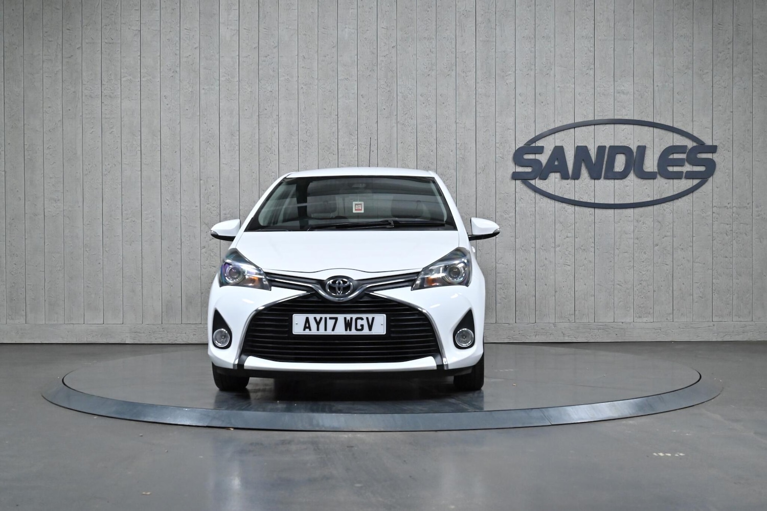 Used Toyota Yaris 2017 for sale - 76913647: Photo 2