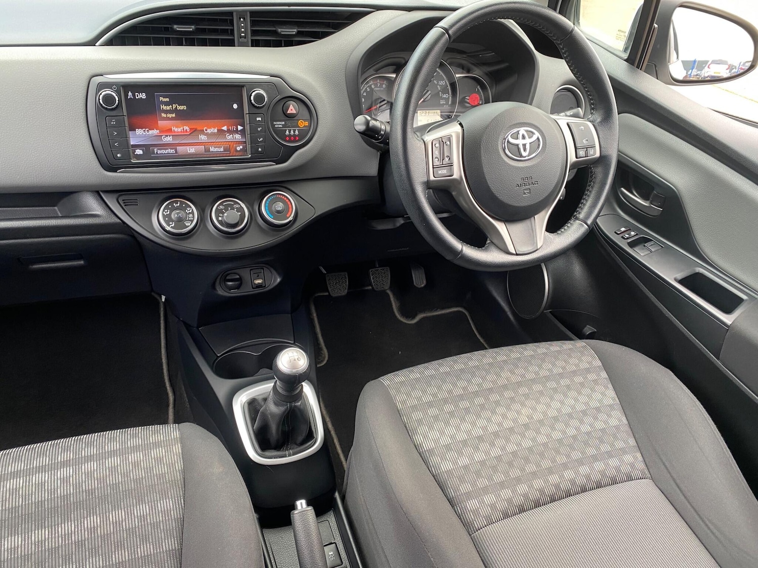 Used Toyota Yaris 2017 for sale - 76913647: Photo 29