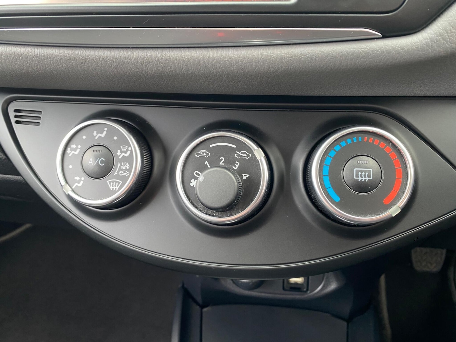 Used Toyota Yaris 2017 for sale - 76913647: Photo 35