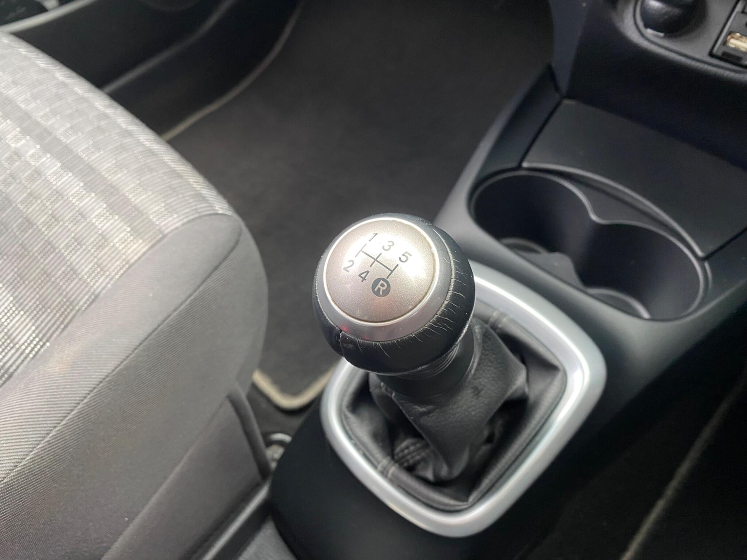 Used Toyota Yaris 2017 for sale - 76913647: Photo 37