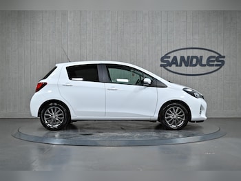 Used Toyota Yaris 2017 for sale - 77082081: Photo