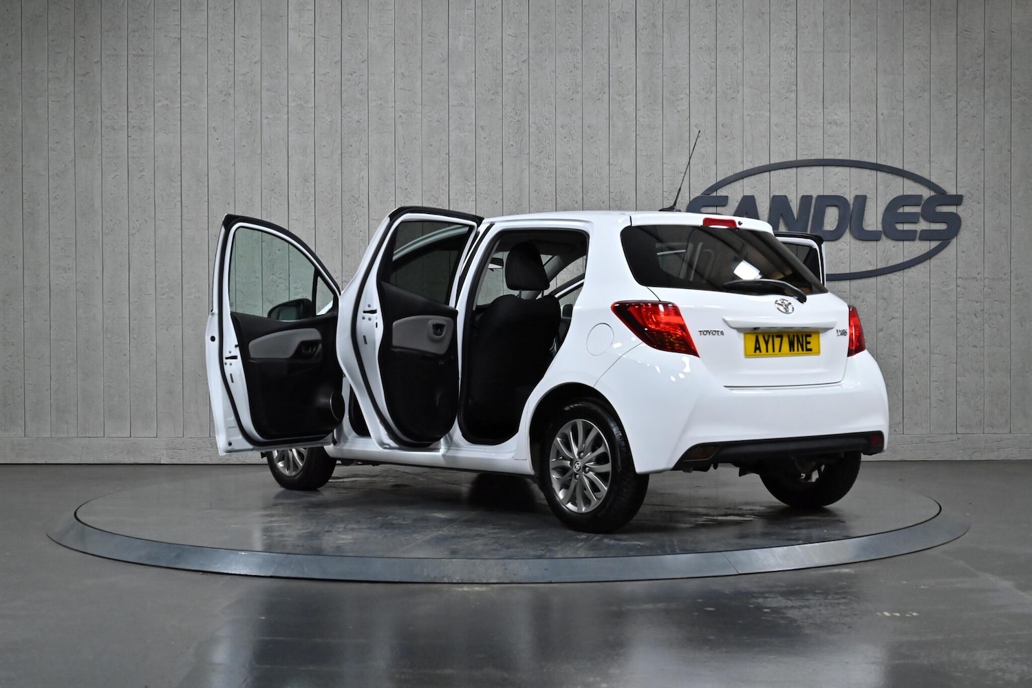 Used Toyota Yaris 2017 for sale - 77081608: Photo 12