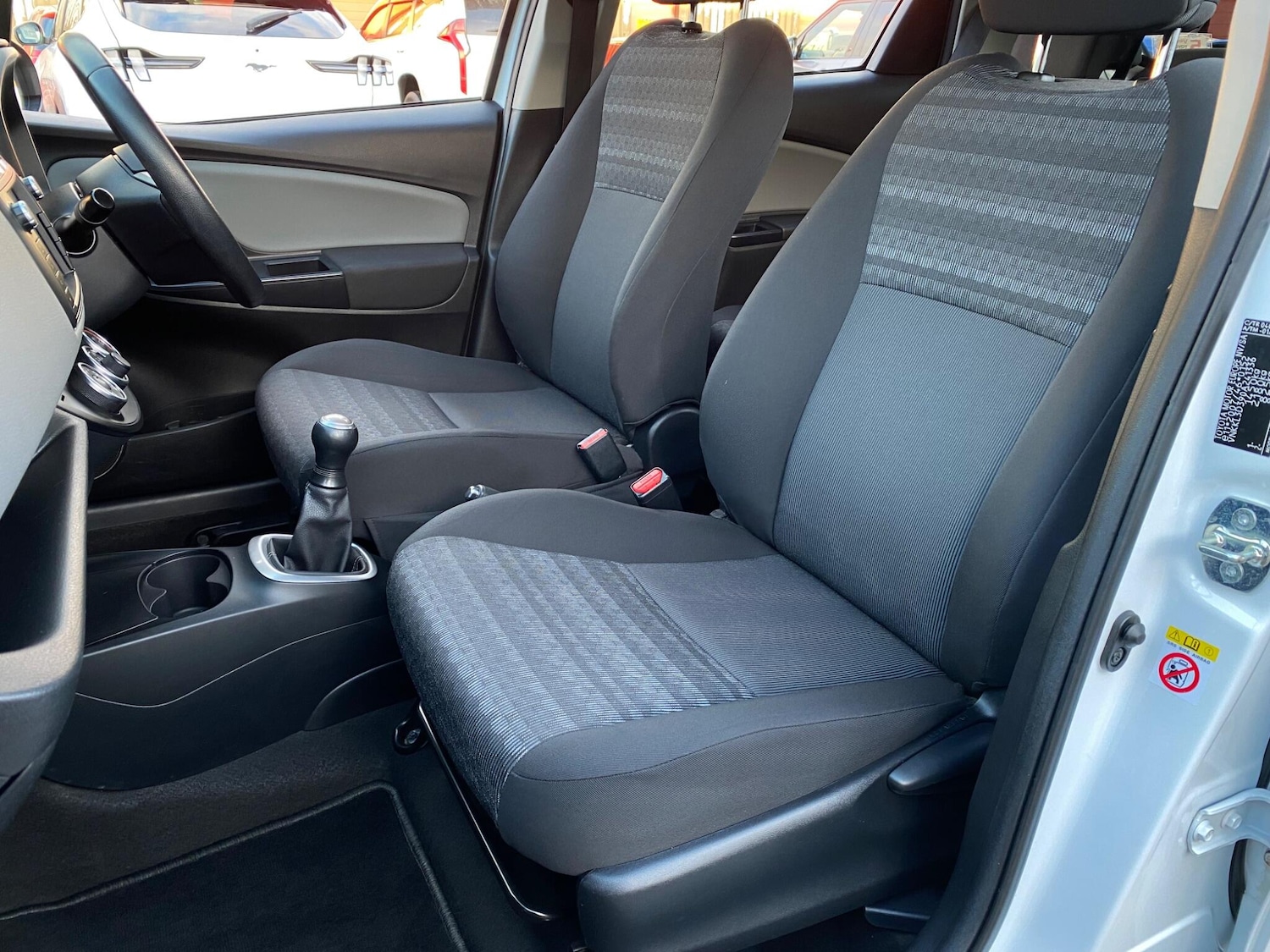 Used Toyota Yaris 2017 for sale - 77081608: Photo 24