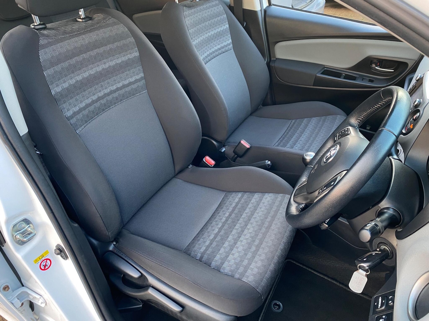 Used Toyota Yaris 2017 for sale - 77081608: Photo 25