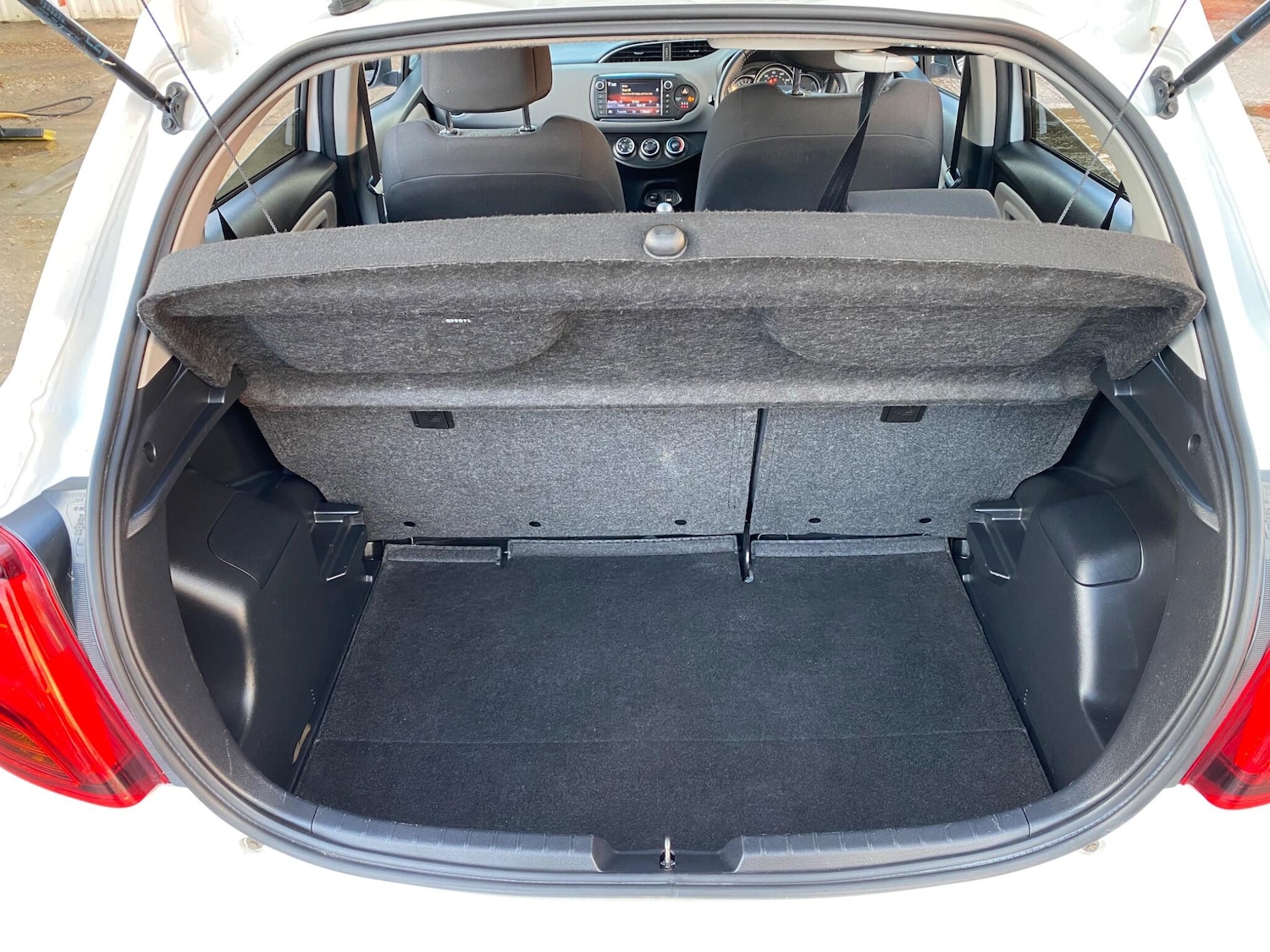 Used Toyota Yaris 2017 for sale - 77081608: Photo 51