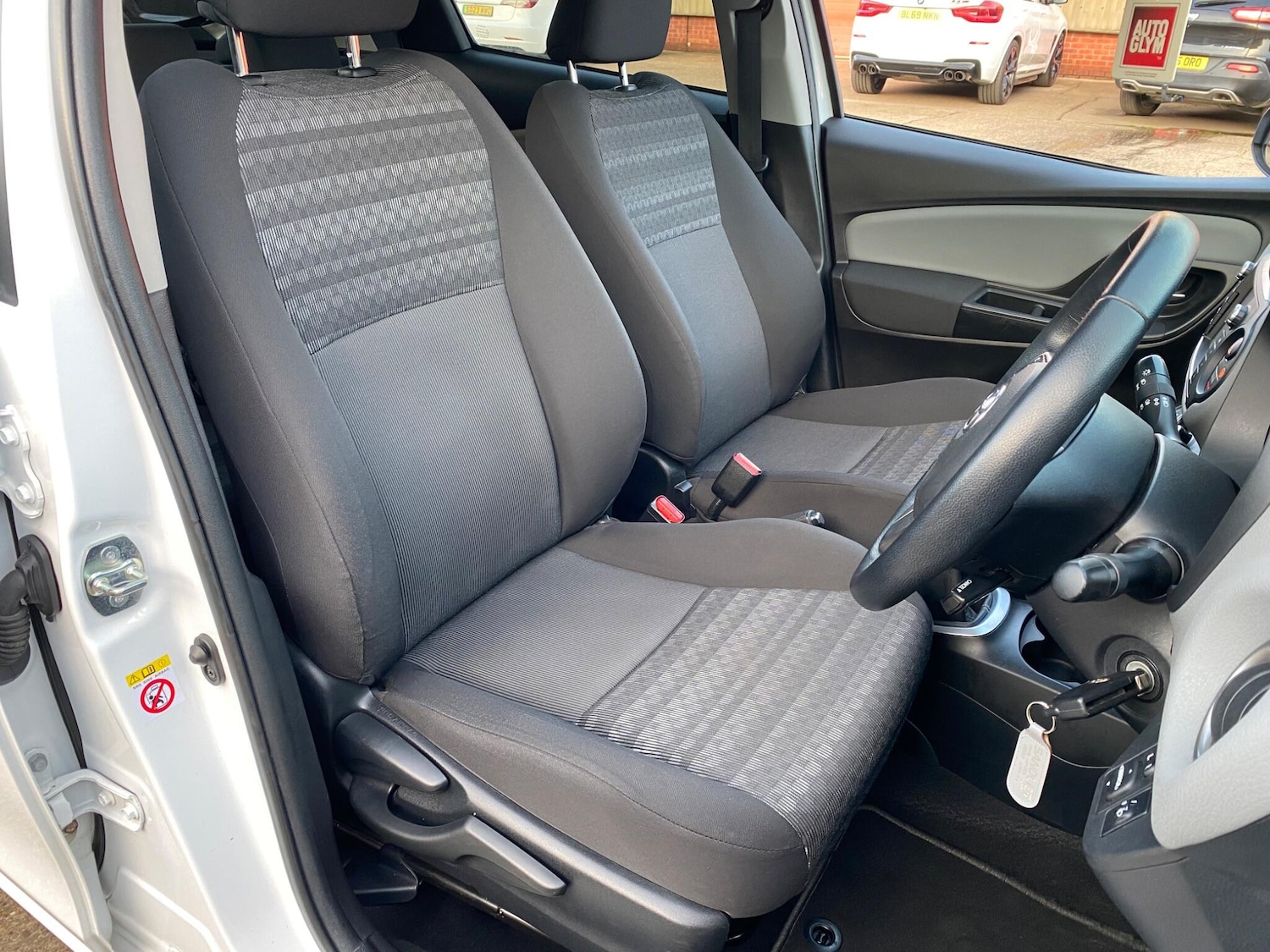 Used Toyota Yaris 2017 for sale - 76913108: Photo 25