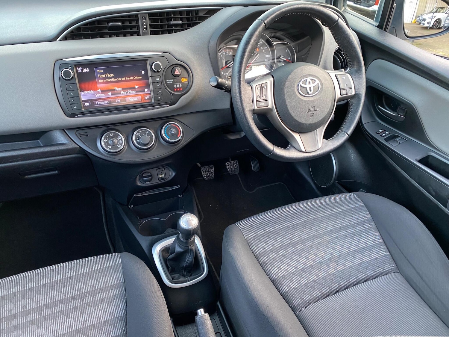 Used Toyota Yaris 2017 for sale - 76913108: Photo 28