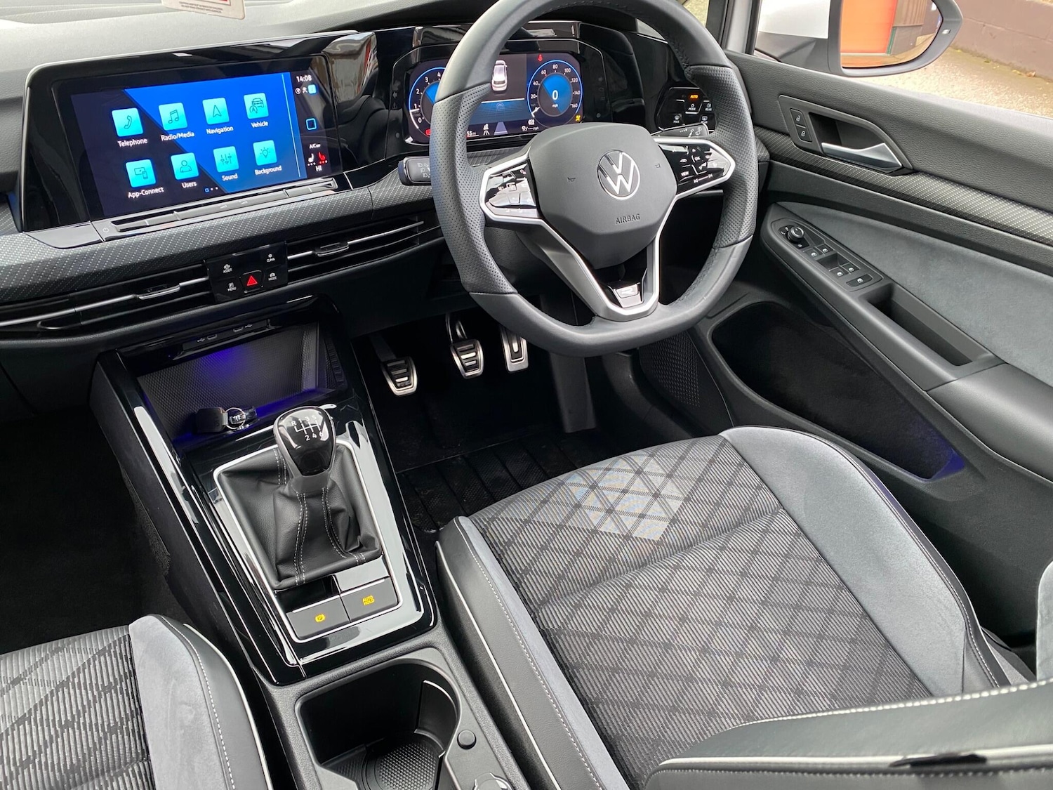 Used Volkswagen Golf 2024 for sale - 77109827: Photo 2