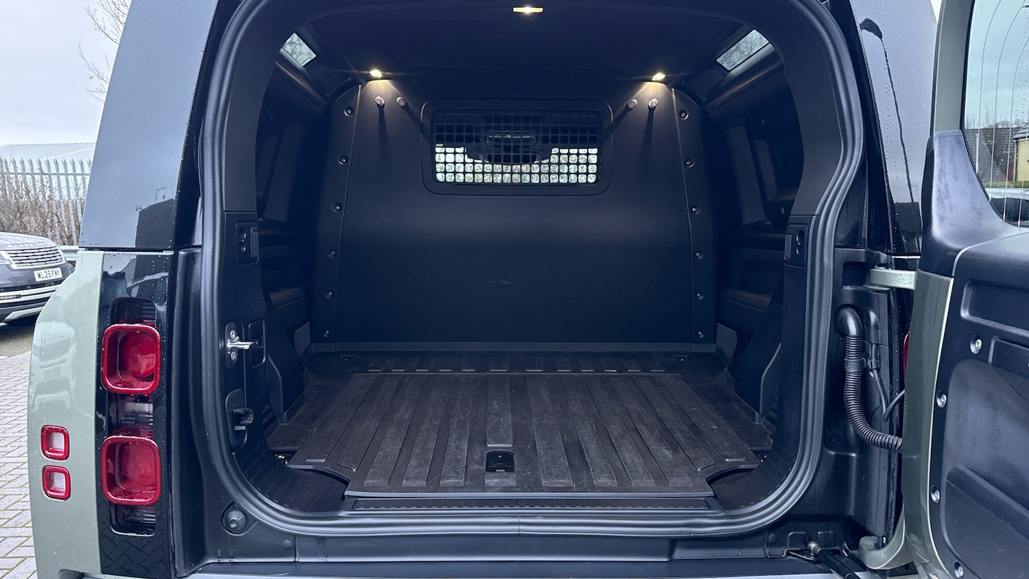 Used Land Rover Defender 2024 for sale - 77210932: Photo 10