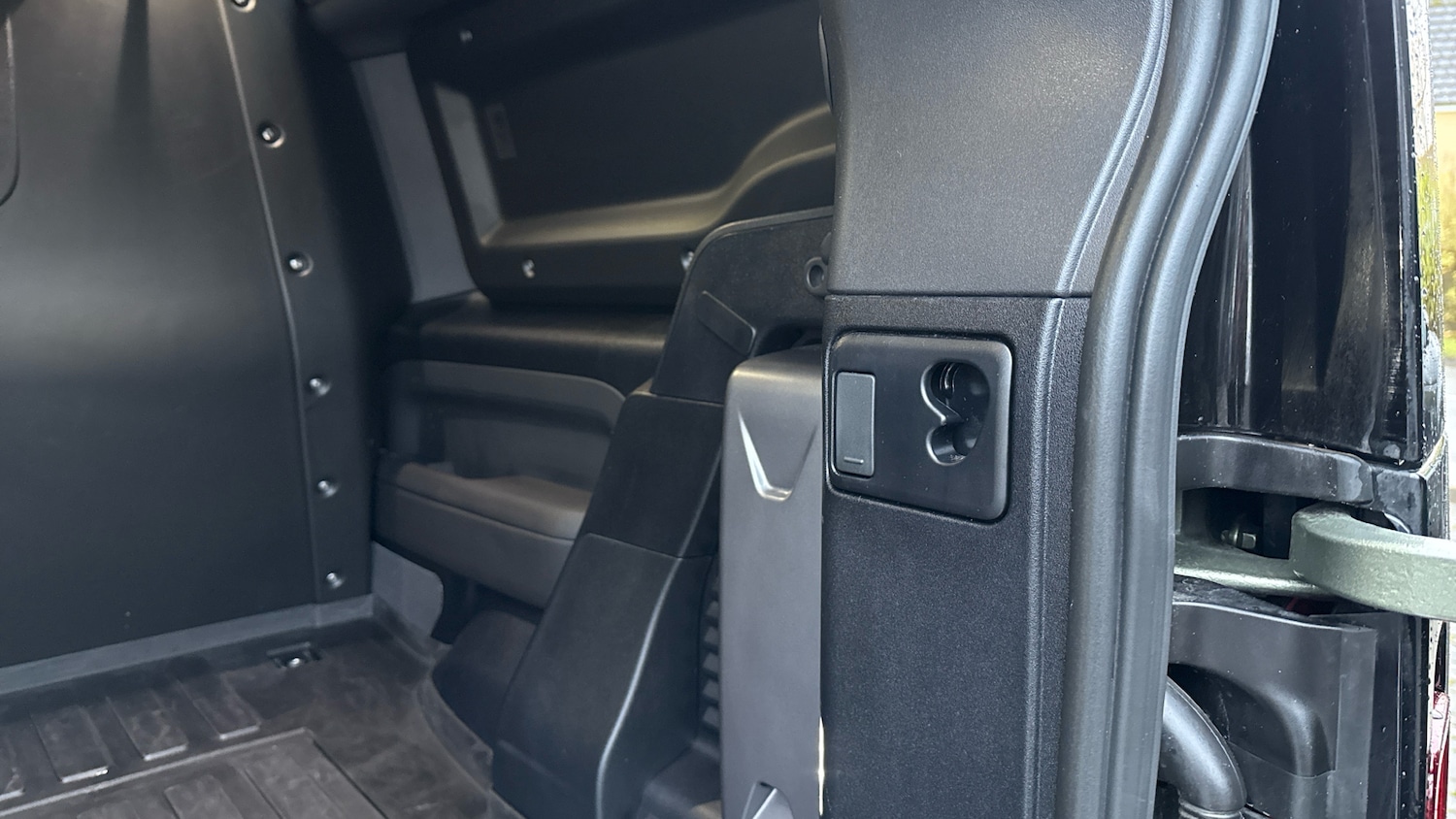 Used Land Rover Defender 2024 for sale - 77210932: Photo 28