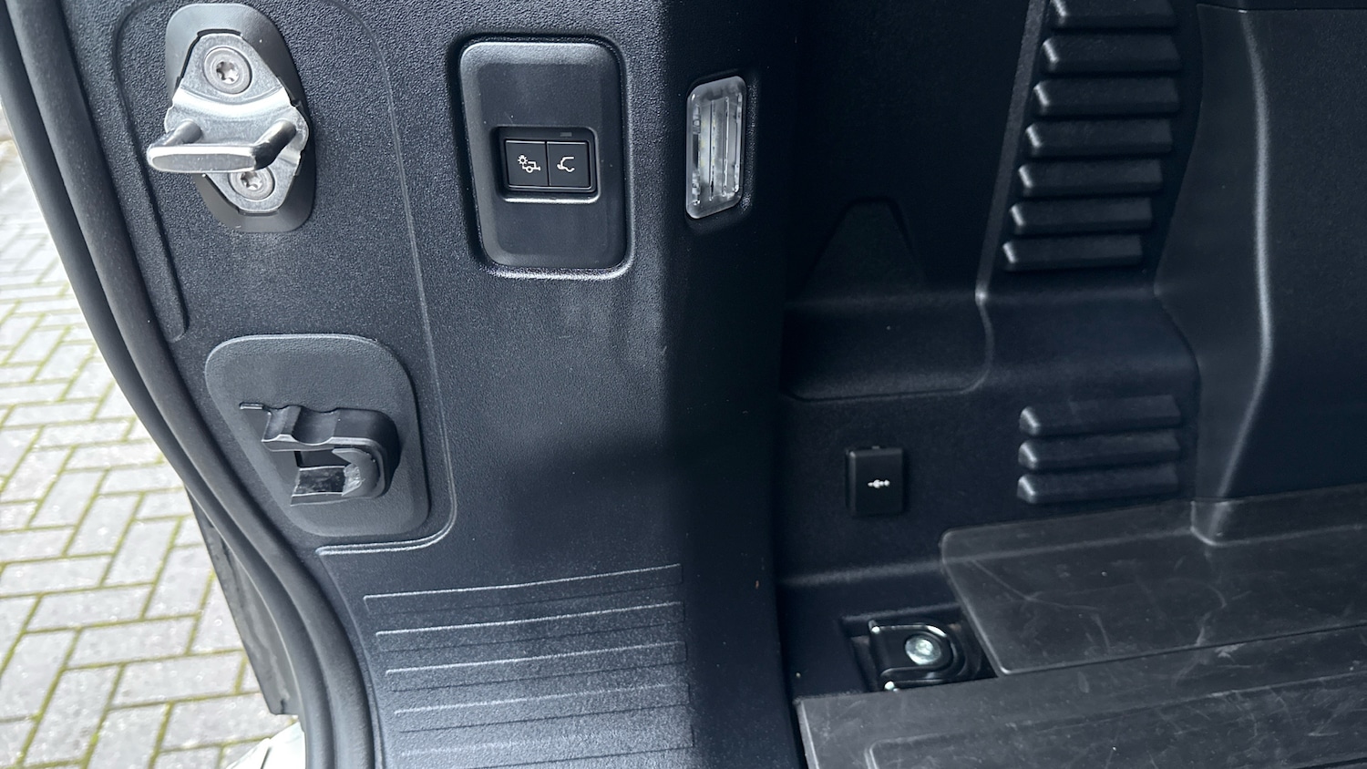 Used Land Rover Defender 2024 for sale - 77210932: Photo 39