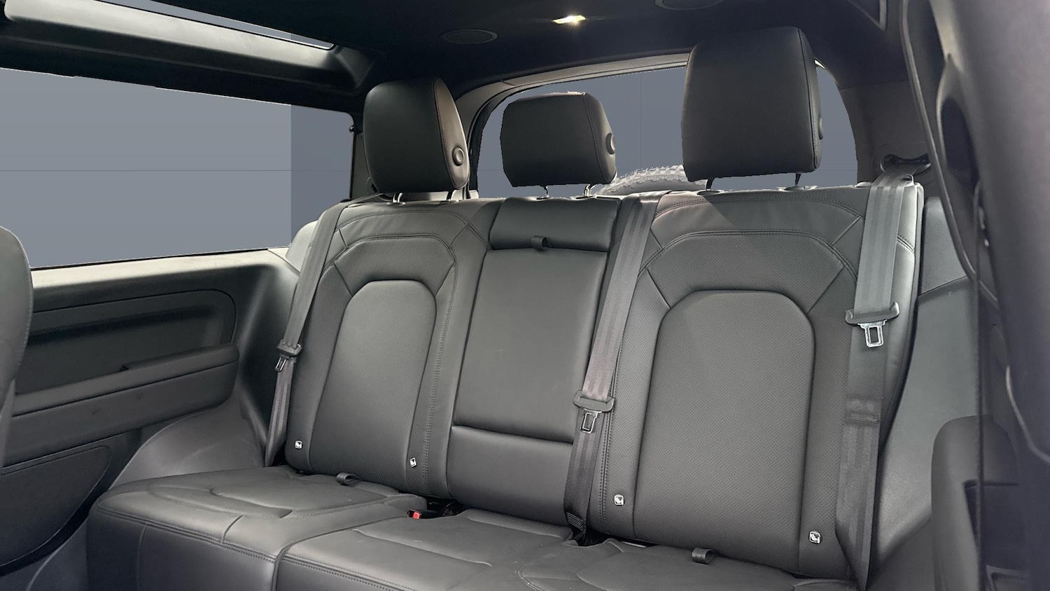 Used Land Rover Defender 2025 for sale - 76763104: Photo 4