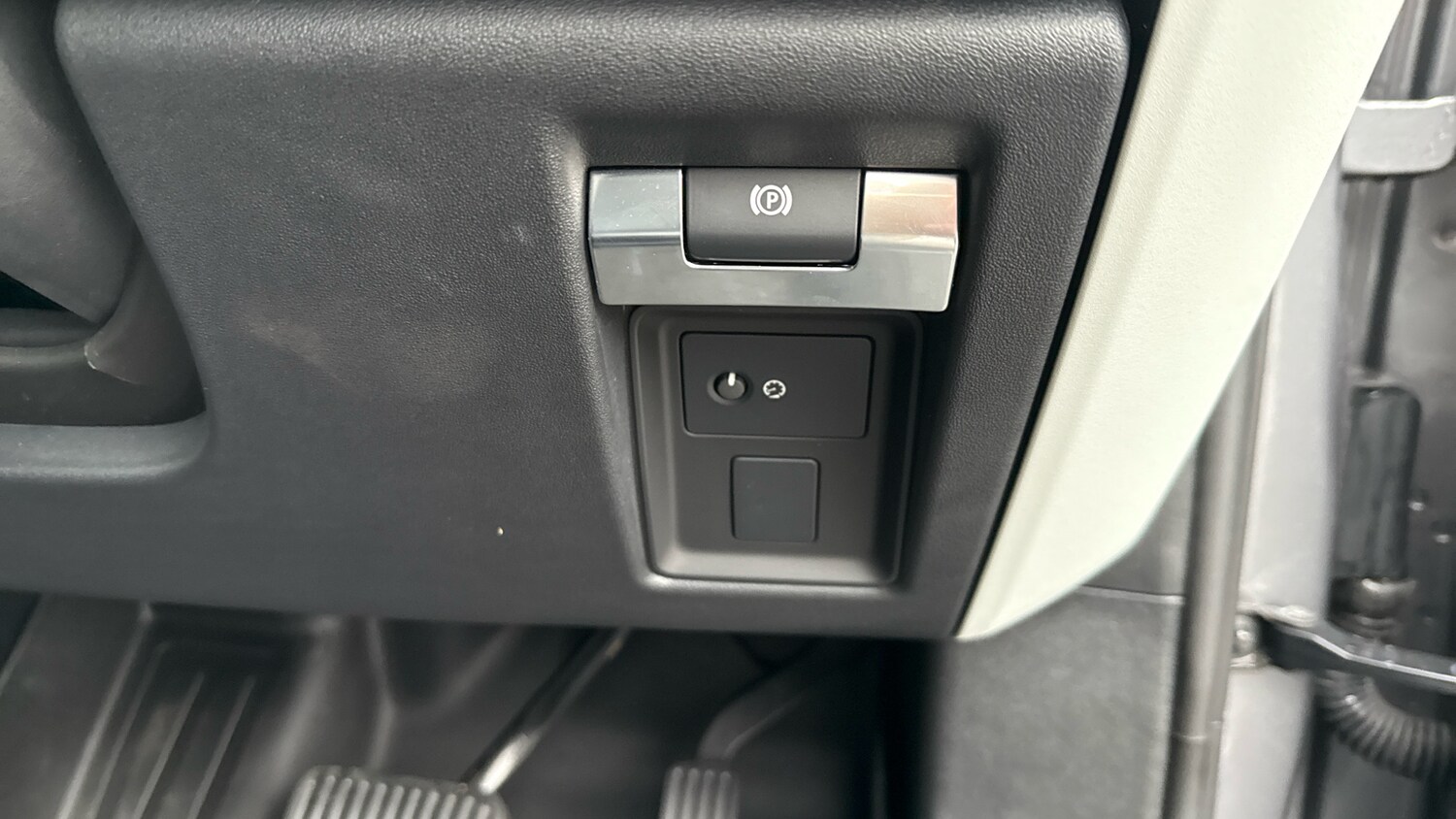 Used Land Rover Defender 2023 for sale - 77493172: Photo 32