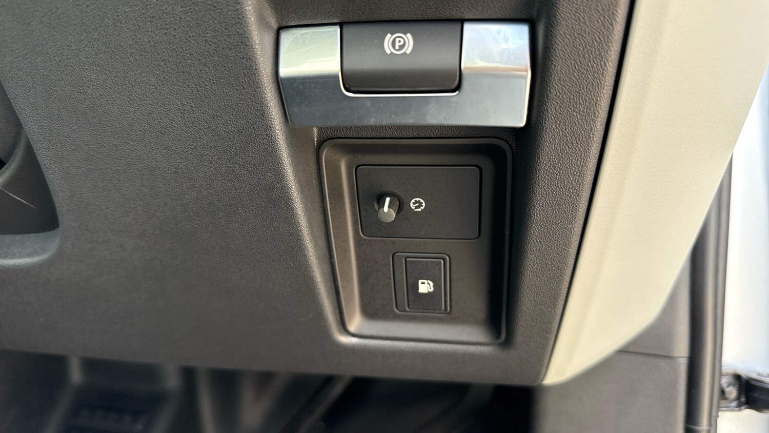 Used Land Rover Defender 2024 for sale - 77845167: Photo 31