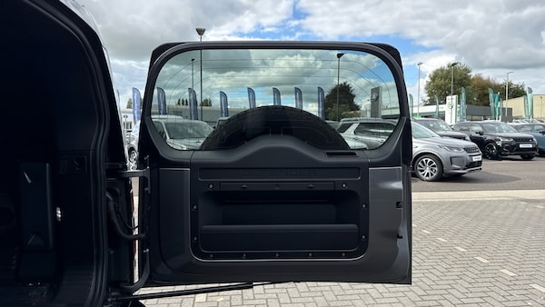 Used Land Rover Defender 2022 for sale - 76127101: Photo 27