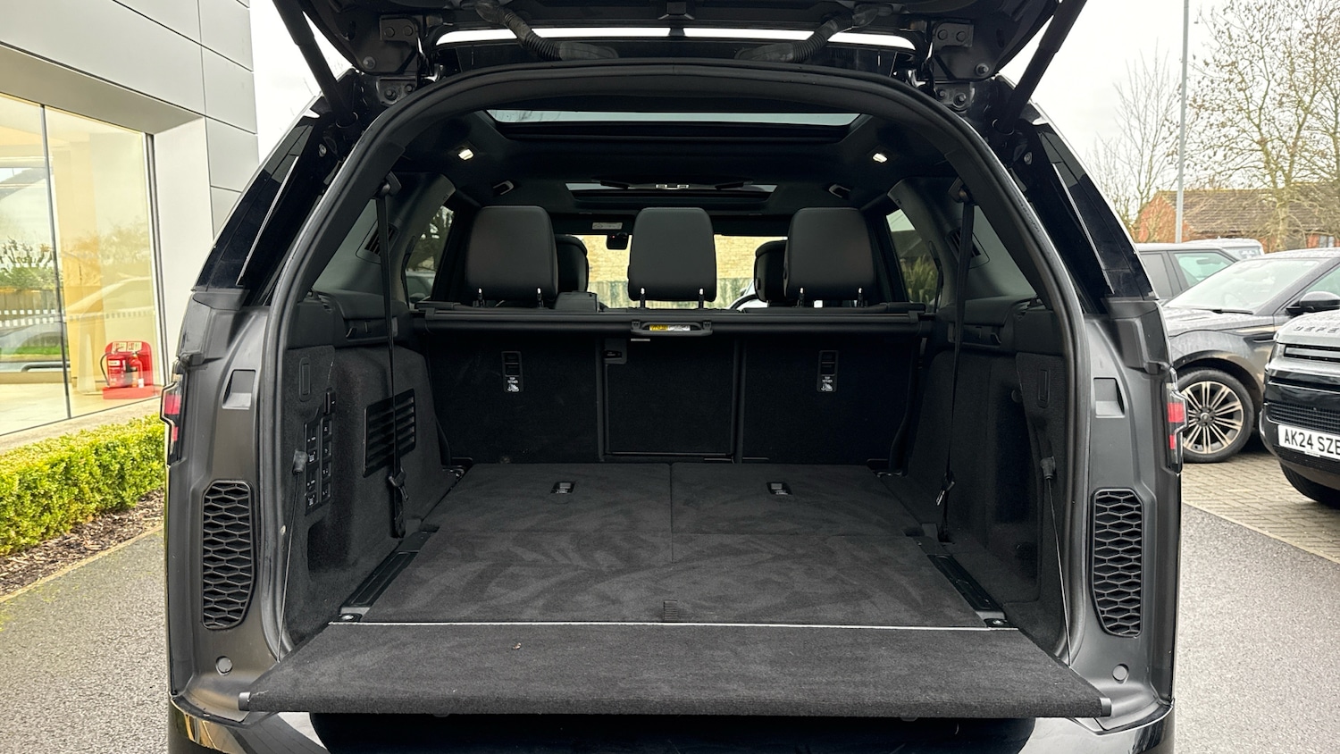 Used Land Rover Discovery 2023 for sale - 77136100: Photo 10