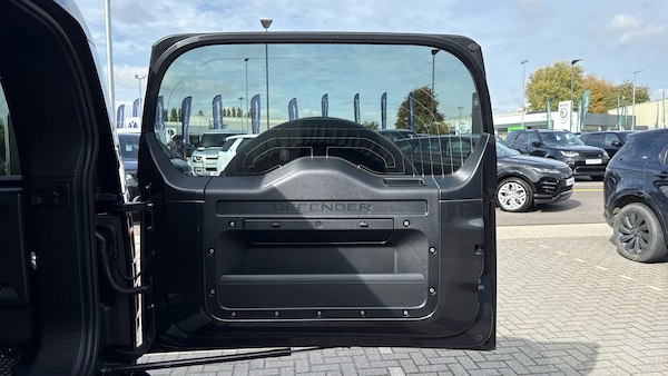 Used Land Rover Defender 2025 for sale - 76079631: Photo 27