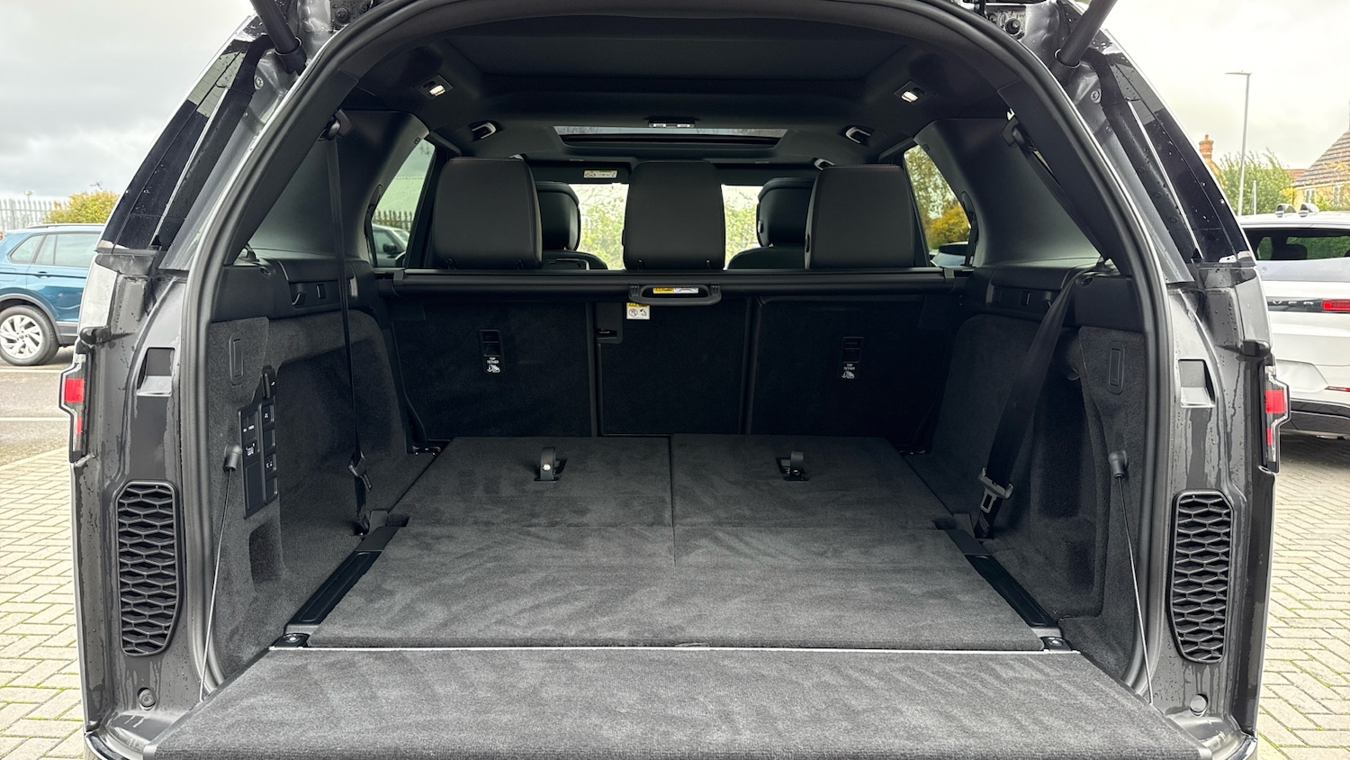 Used Land Rover Discovery 2025 for sale - 76450300: Photo 10