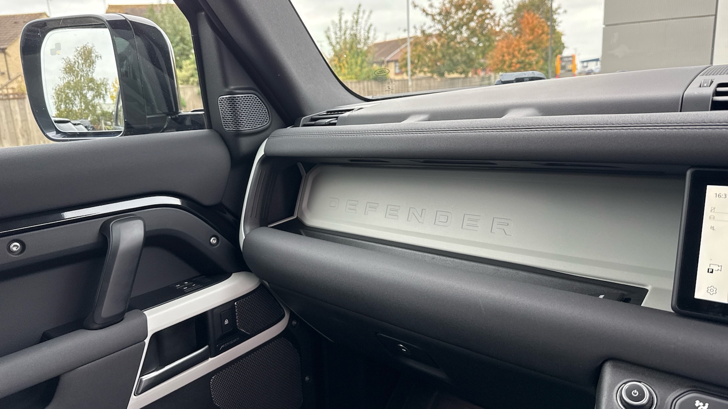 Used Land Rover Defender 2021 for sale - 76329897: Photo 26