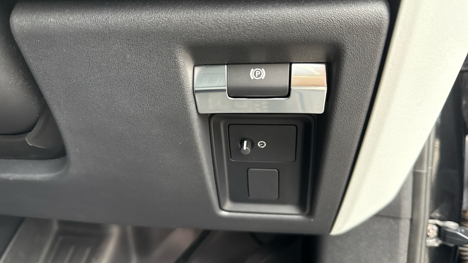 Used Land Rover Defender 2021 for sale - 76329897: Photo 32