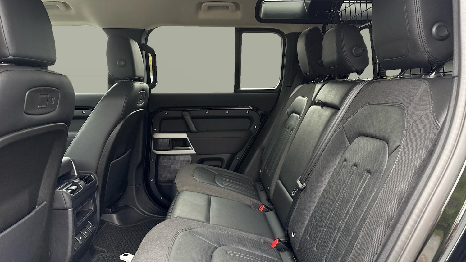 Used Land Rover Defender 2021 for sale - 76329897: Photo 4