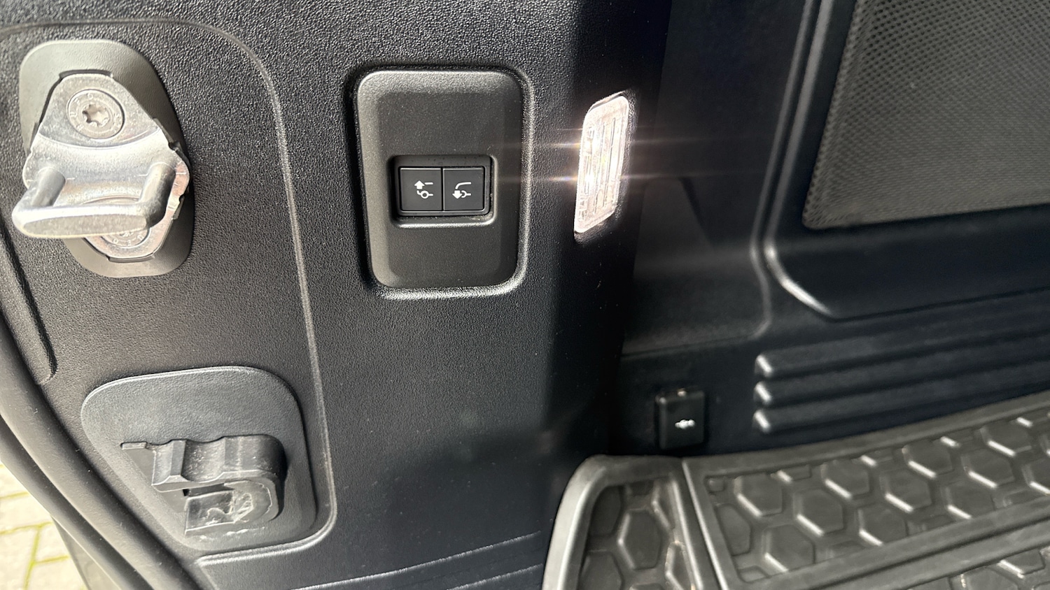 Used Land Rover Defender 2021 for sale - 76329897: Photo 46
