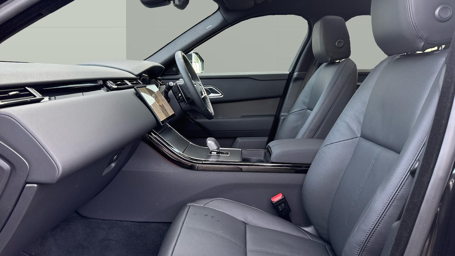 Used Land Rover Range Rover Velar 2025 for sale - 77136099: Photo 3