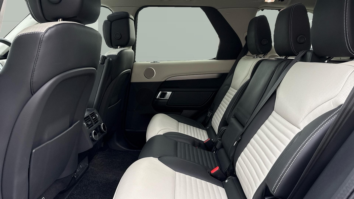 Used Land Rover Discovery 2025 for sale - 76612509: Photo 4