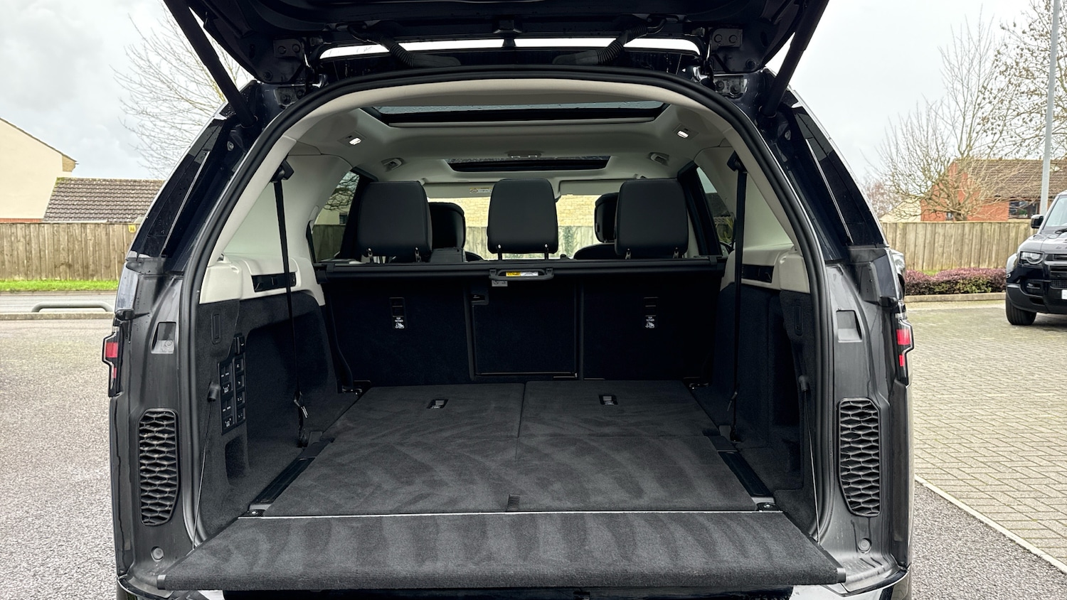 Used Land Rover Discovery 2025 for sale - 76777926: Photo 10