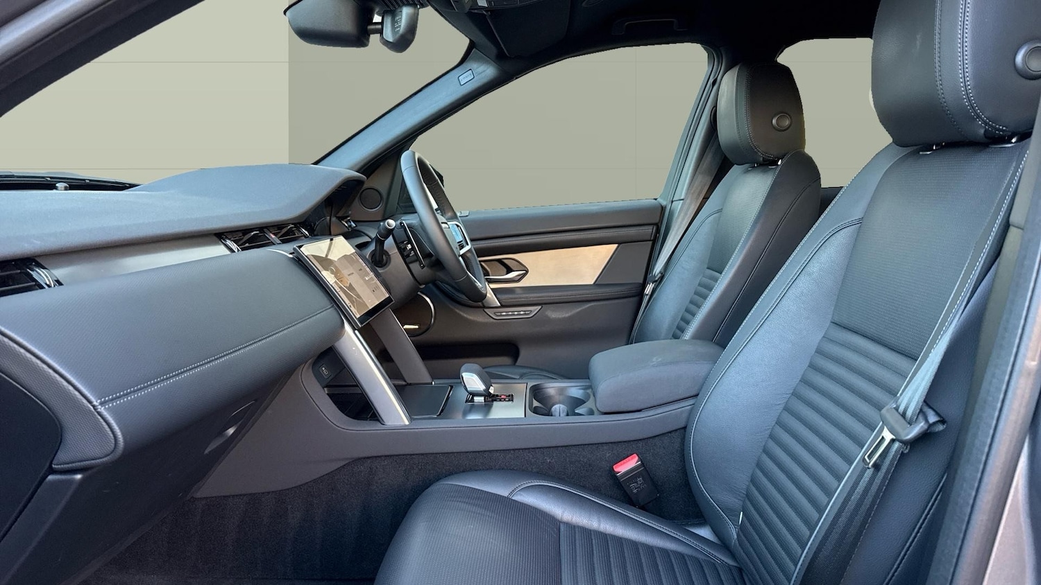 Used Land Rover Discovery Sport 2025 for sale - 76568361: Photo 3