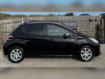 Used Peugeot 208 2015 for sale - 76234466: Photo