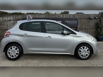Used Peugeot 208 2014 for sale - 76274887: Photo