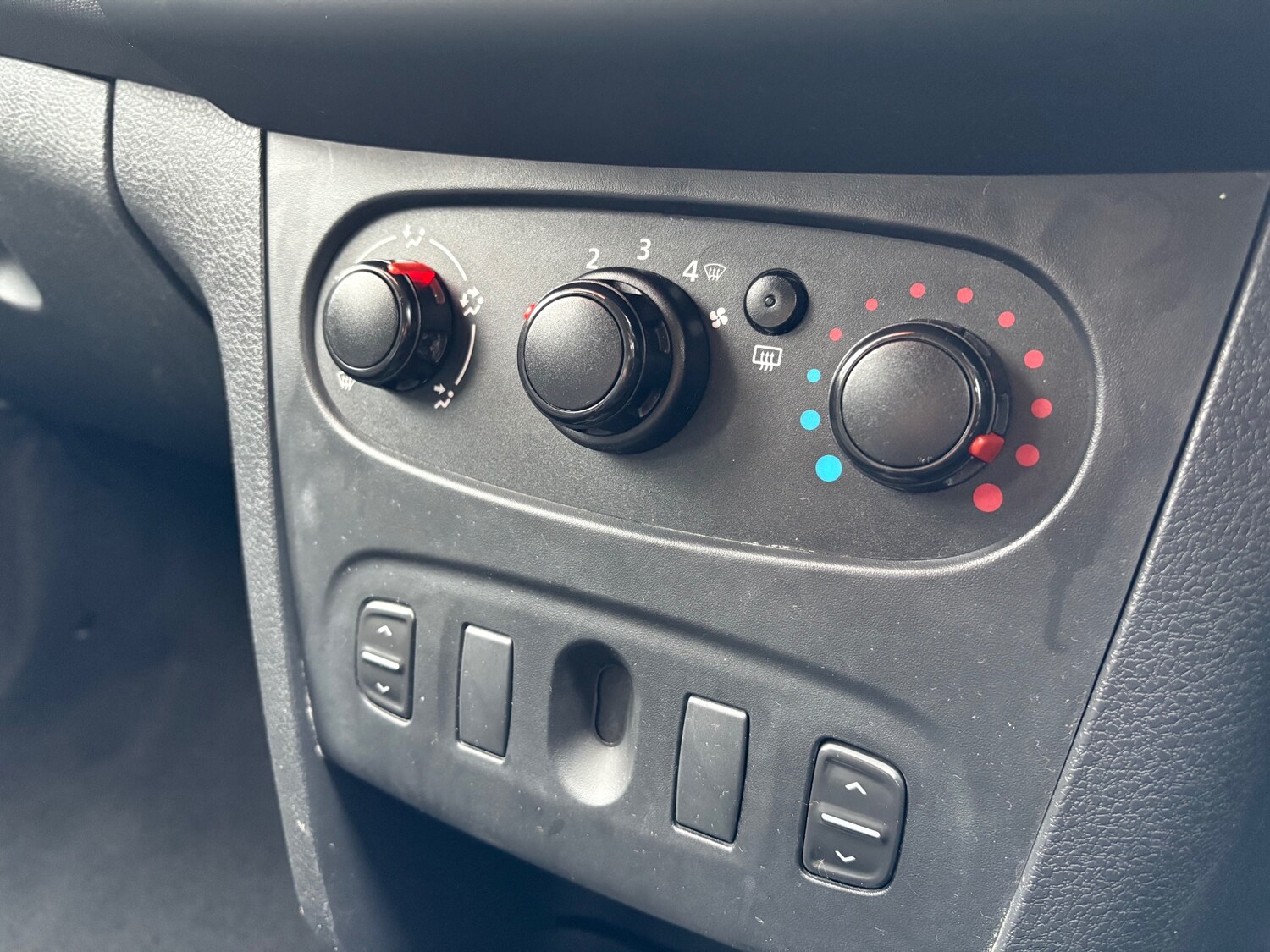 Used Dacia Sandero 2015 for sale - 77676873: Photo 15