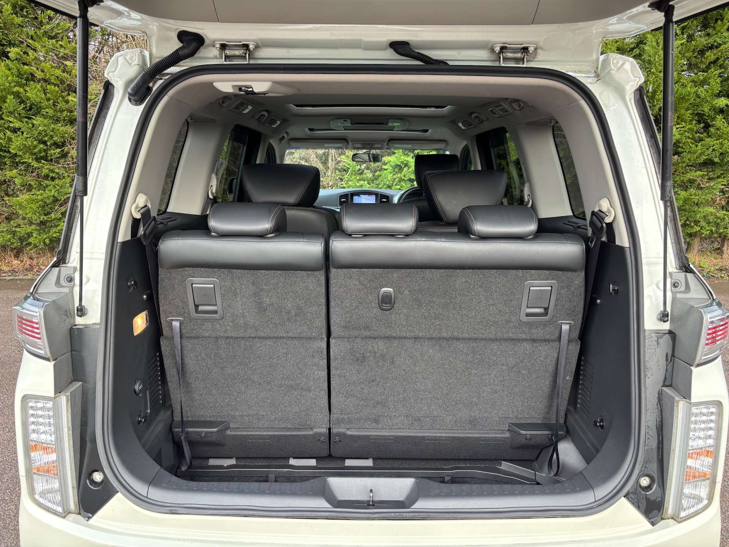 Used Nissan Elgrand 2015 for sale - 76983904: Photo 12